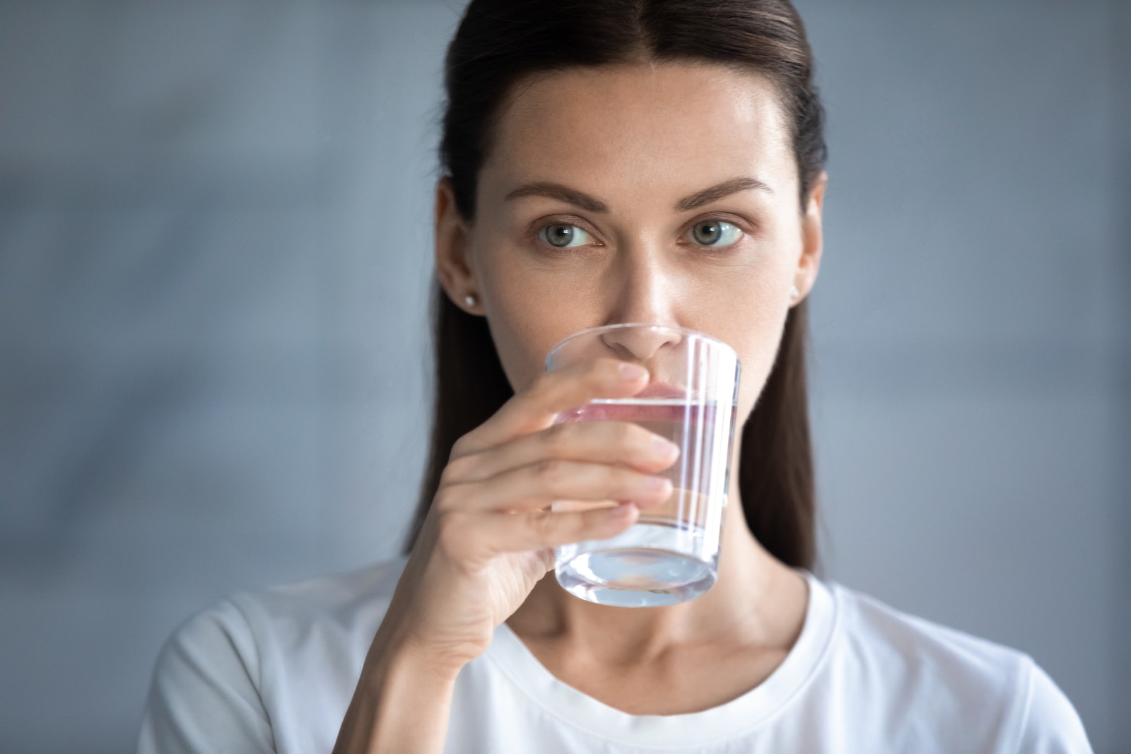 Мод на пить воду. Женщина пьет воду из стакана. Женщина пьет много воды. Женщина пьющая чистую воду. Девушка пьет чистую воду.
